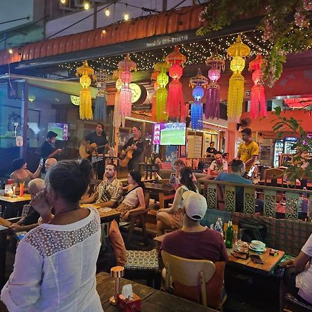 Merry V Guesthouse 曼谷 外观 照片