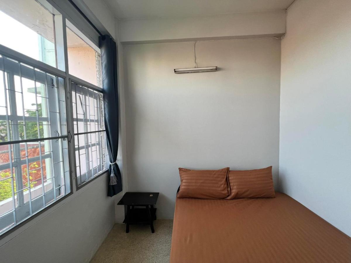 Merry V Guesthouse 曼谷 外观 照片