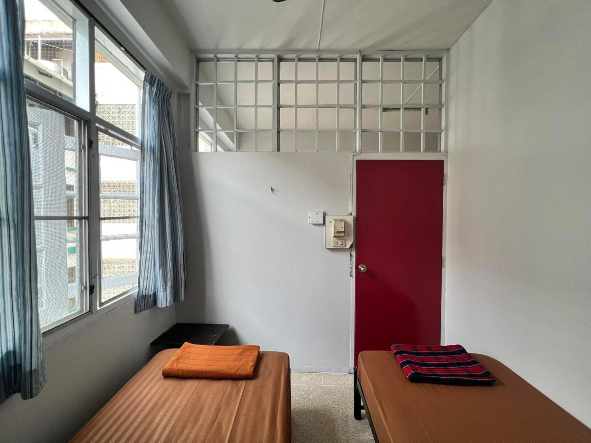 Merry V Guesthouse 曼谷 外观 照片
